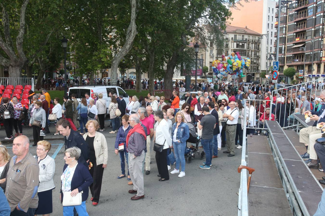 Fotos: Logroño volvió a cumplir con la tradición del pan y el pez por San Bernabé (II)