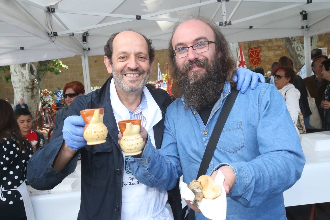 Fotos: Logroño volvió a cumplir con la tradición del pan y el pez por San Bernabé (II)