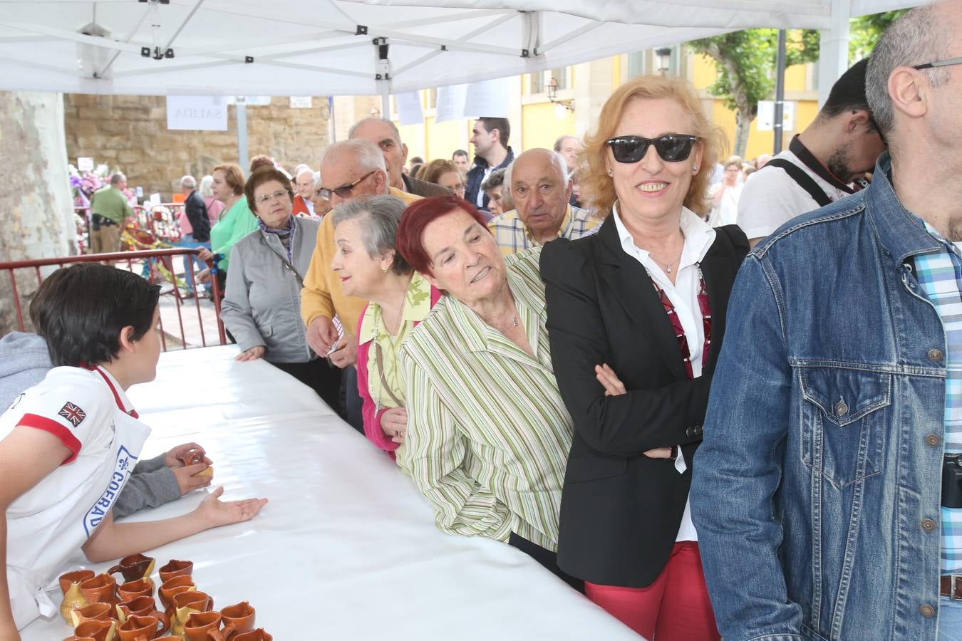 Fotos: Logroño volvió a cumplir con la tradición del pan y el pez por San Bernabé (II)