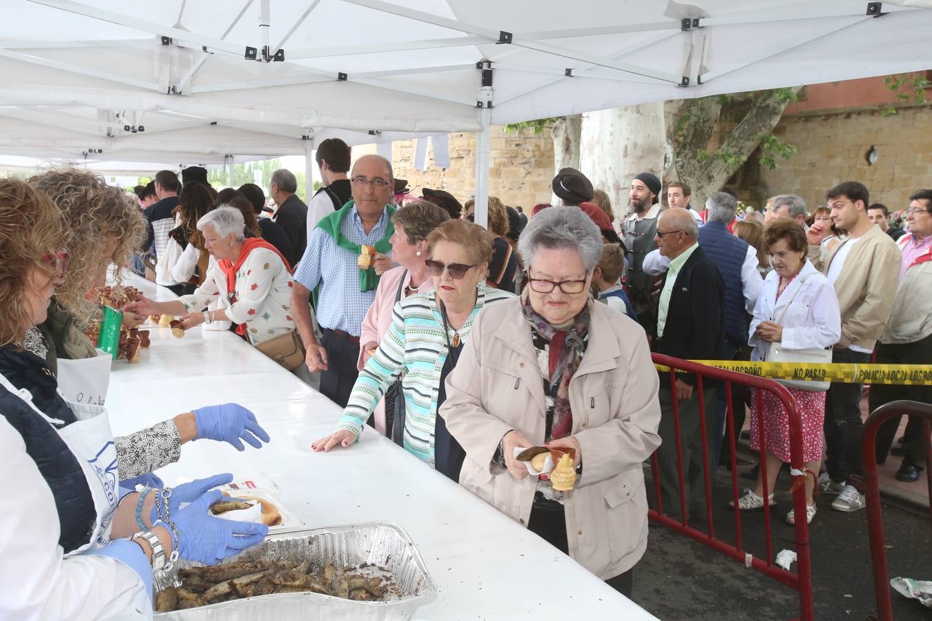 Fotos: Logroño volvió a cumplir con la tradición del pan y el pez por San Bernabé (II)