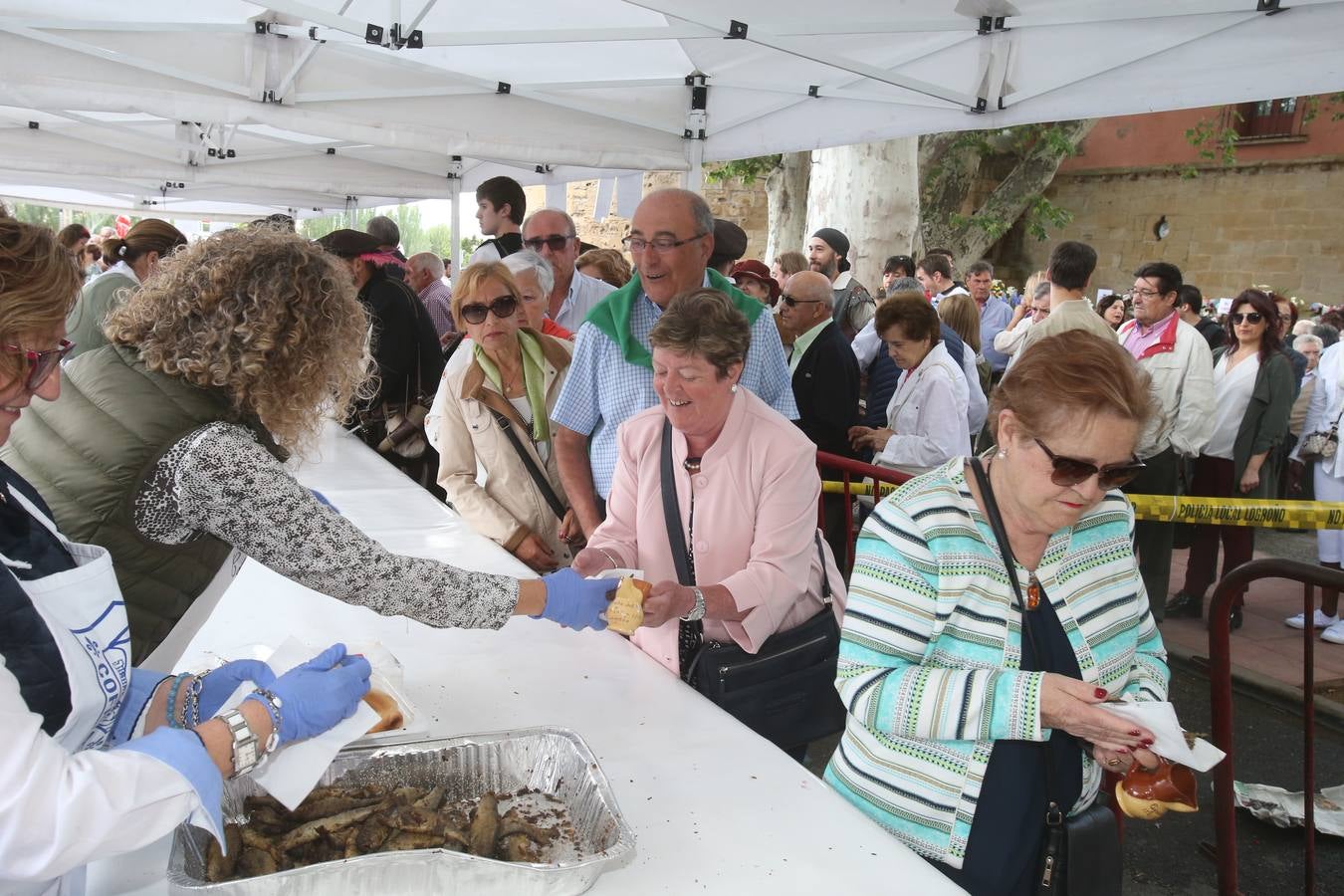 Fotos: Logroño volvió a cumplir con la tradición del pan y el pez por San Bernabé (II)