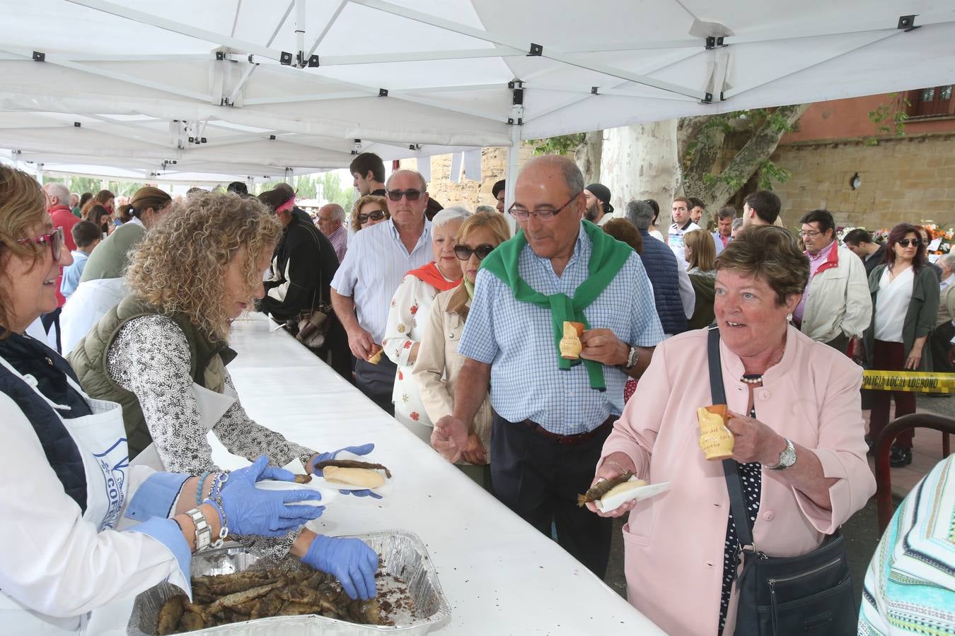 Fotos: Logroño volvió a cumplir con la tradición del pan y el pez por San Bernabé (II)