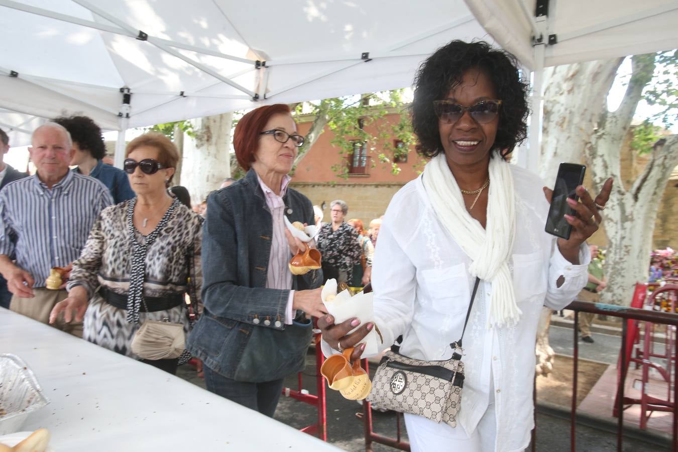 Fotos: Logroño volvió a cumplir con la tradición del pan y el pez por San Bernabé (II)