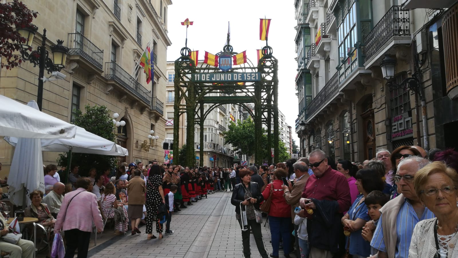 Fotos: Los logroñeses disfrutan del pan y el pez en San Bernabé