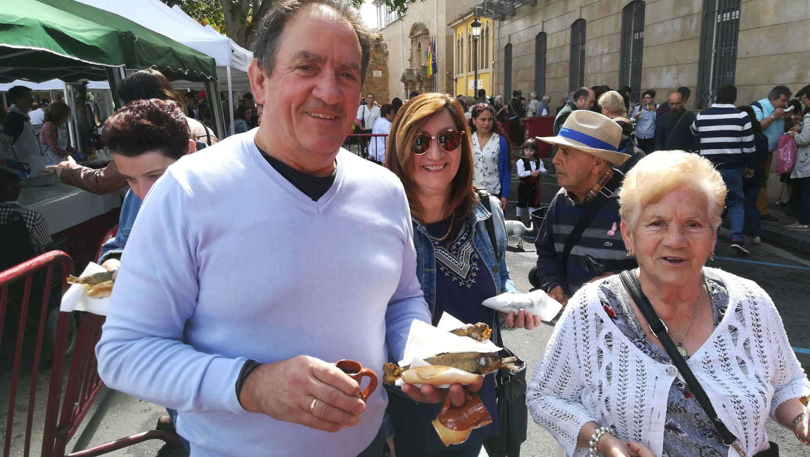 Fotos: Los logroñeses disfrutan del pan y el pez en San Bernabé