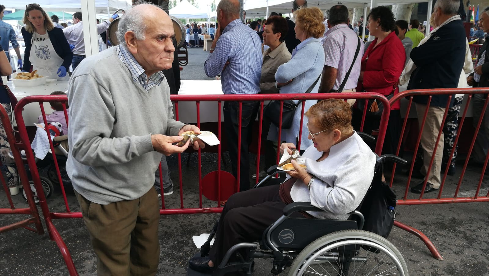 Fotos: Los logroñeses disfrutan del pan y el pez en San Bernabé