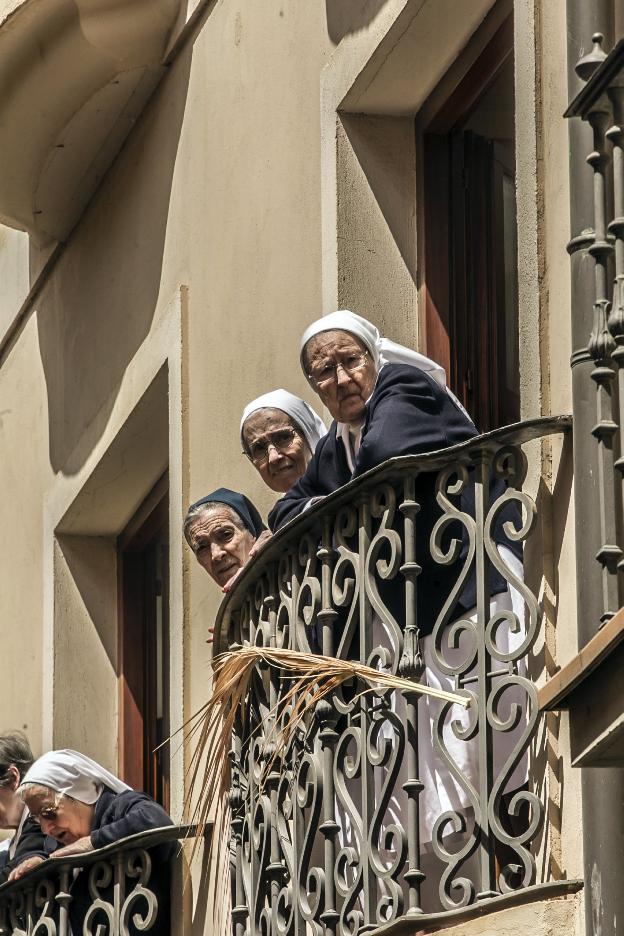 Unas monjas siguen la procesión en la calle Mayor. :: j. rodríguez