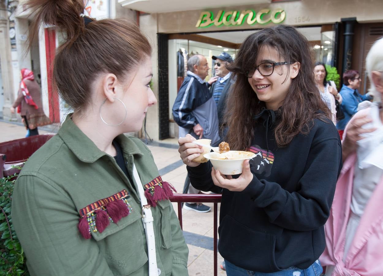 Los logroñeses cumplen con voto de San Bernabé con 1.500 raciones de toro guisado