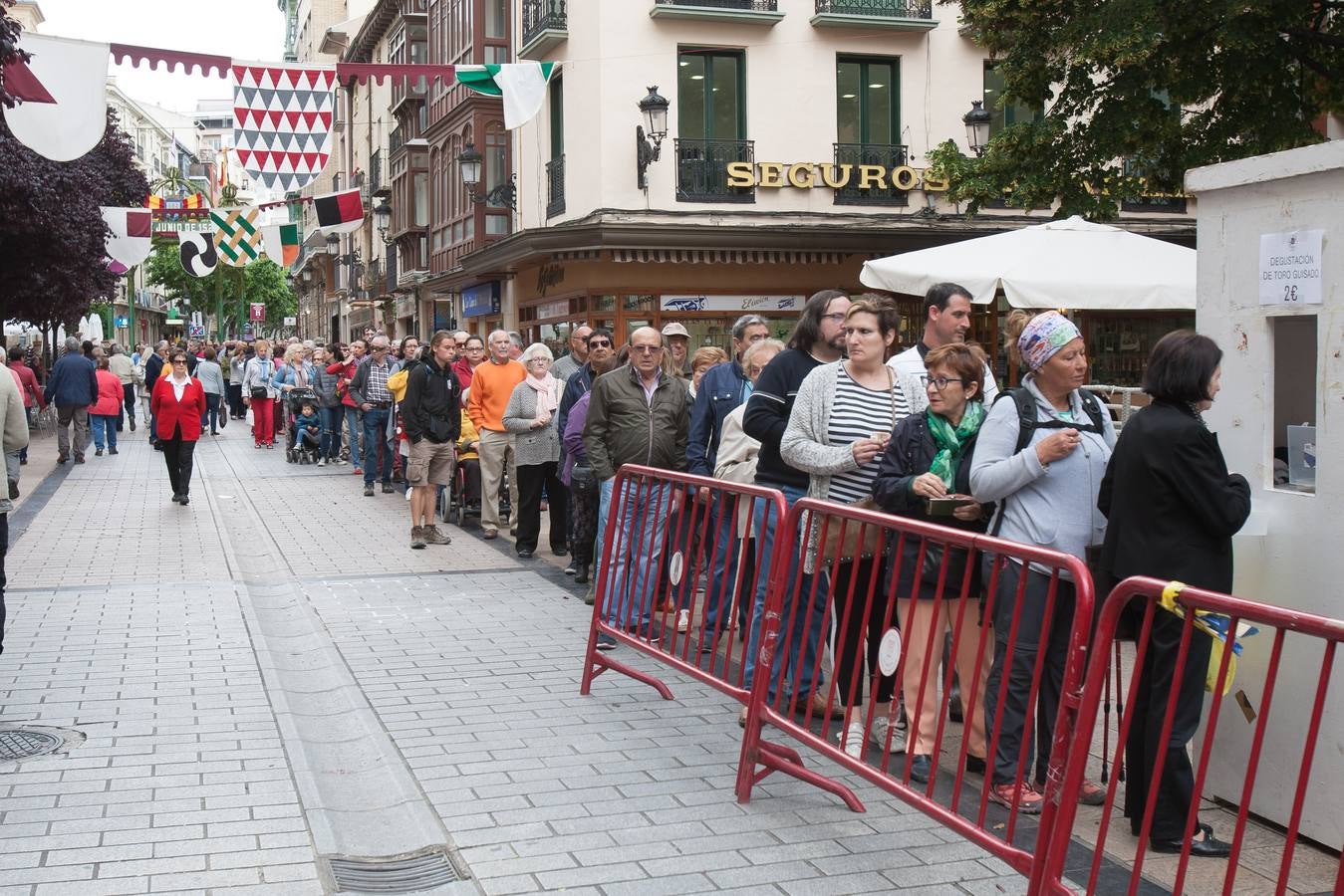 Los logroñeses cumplen con voto de San Bernabé con 1.500 raciones de toro guisado