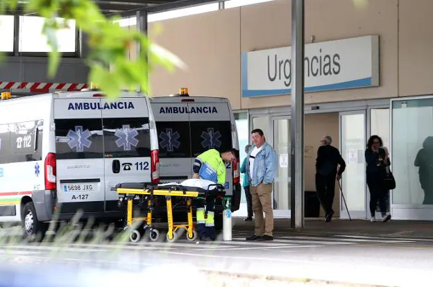 Imagen que presentaba ayer el exterior del servicio de Urgencias del Hospital San Pedro. :: juan marín