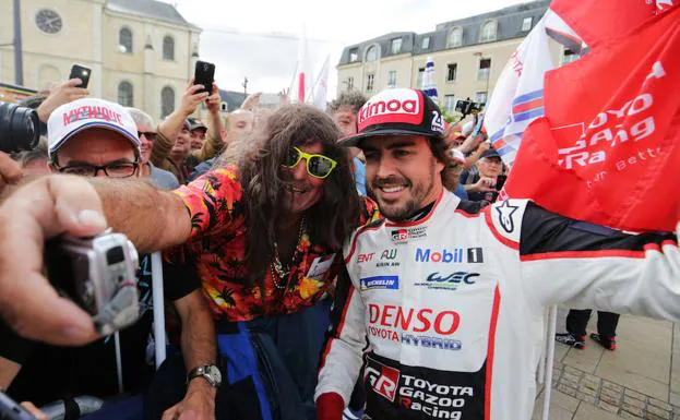 Aficionados se hacen selfies con Fernando Alonso. 