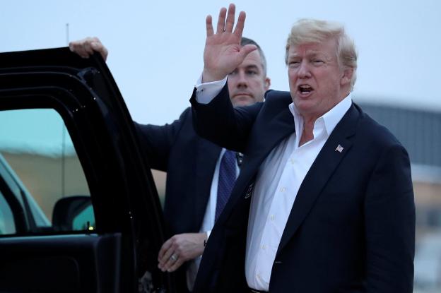 Donald Trump, poco después de descender ayer del 'Air Force One' en la base Andrews, en Maryland. :: jonathan ernst / reuters