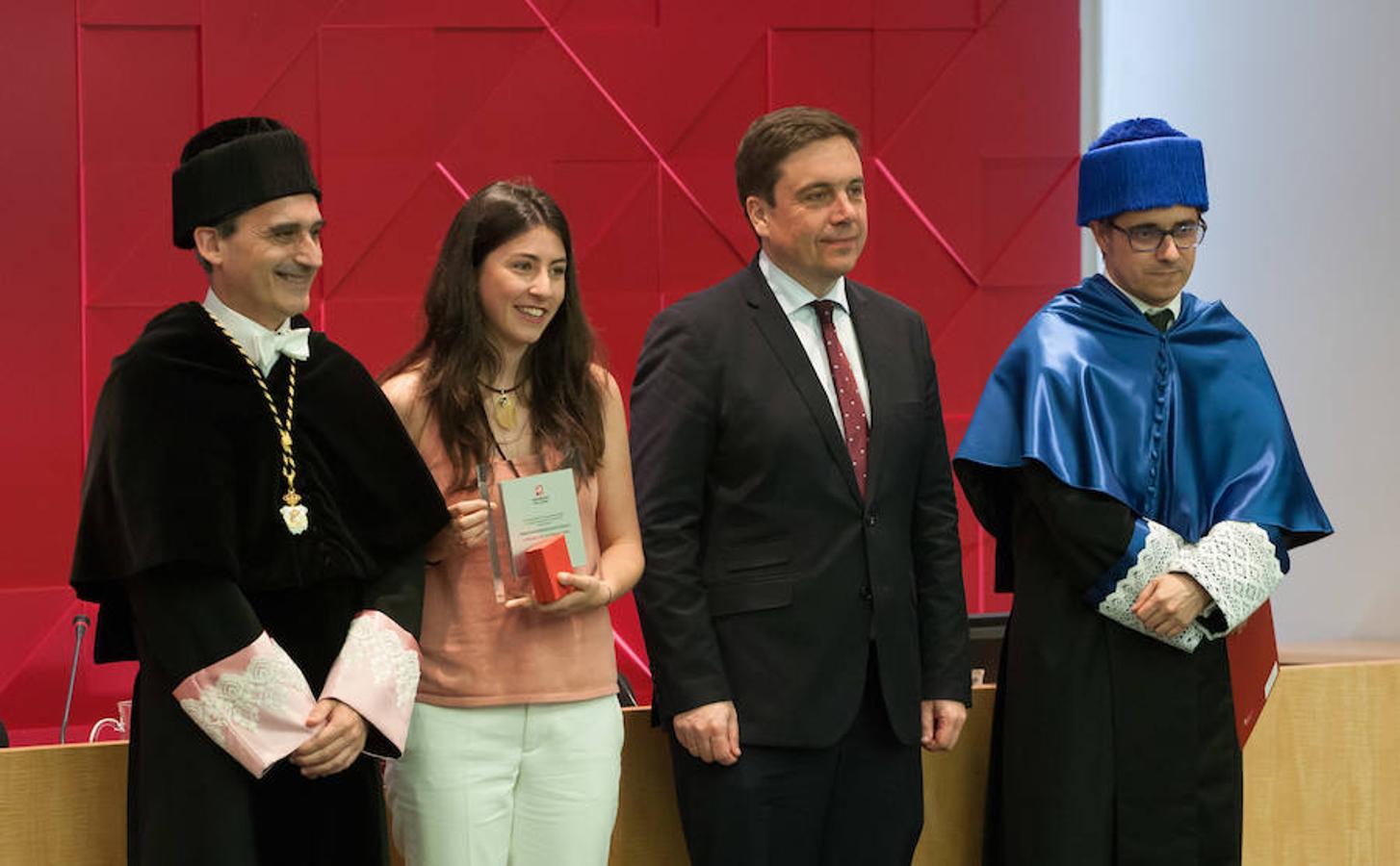 El Aula Magna del Edificio Quintiliano ha albergado el acto de investidura de los nuevos doctores y entrega de los Premios Extraordinarios de Doctorado de la Universidad de La Rioja.