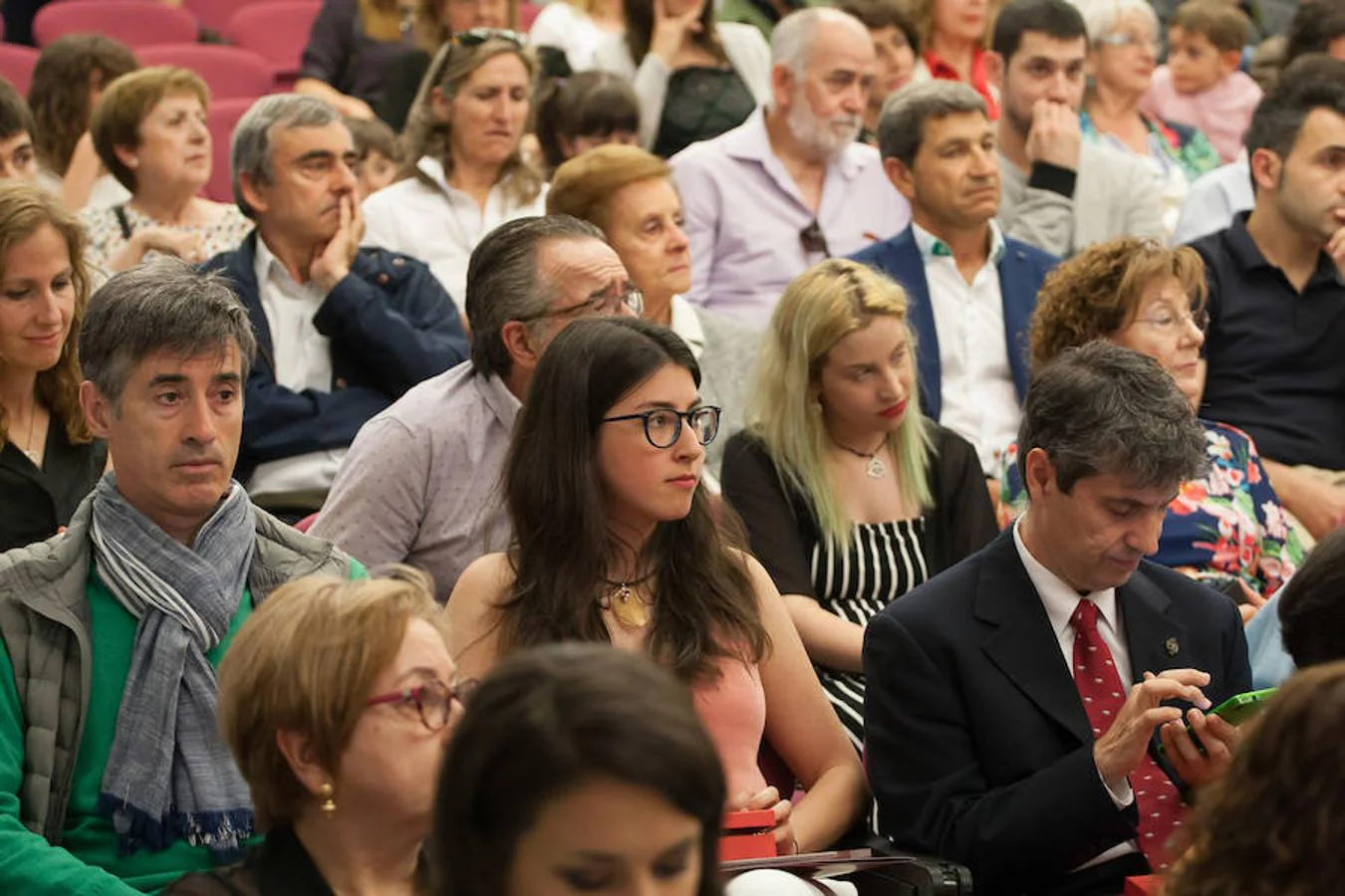 El Aula Magna del Edificio Quintiliano ha albergado el acto de investidura de los nuevos doctores y entrega de los Premios Extraordinarios de Doctorado de la Universidad de La Rioja.