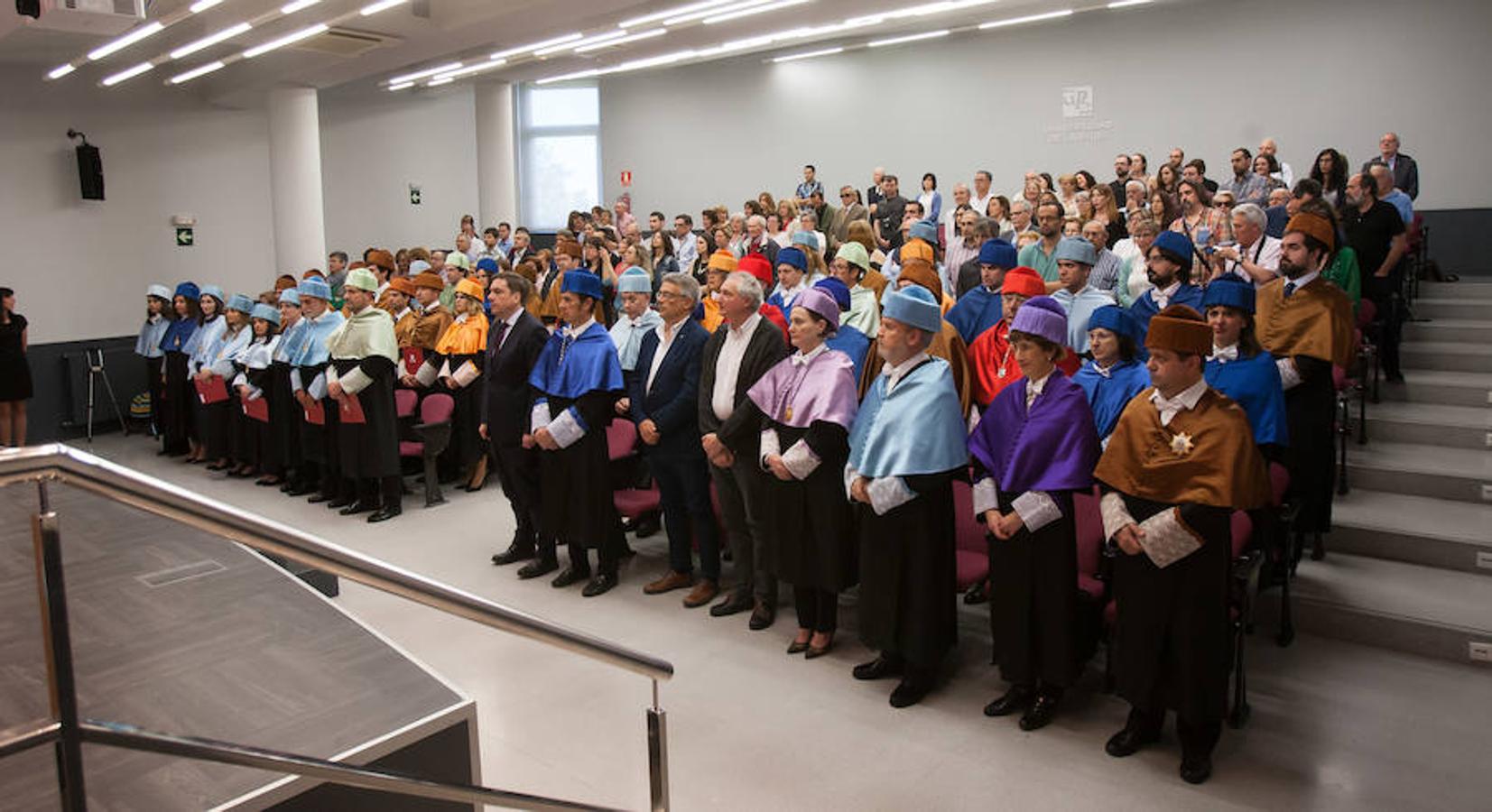 El Aula Magna del Edificio Quintiliano ha albergado el acto de investidura de los nuevos doctores y entrega de los Premios Extraordinarios de Doctorado de la Universidad de La Rioja.