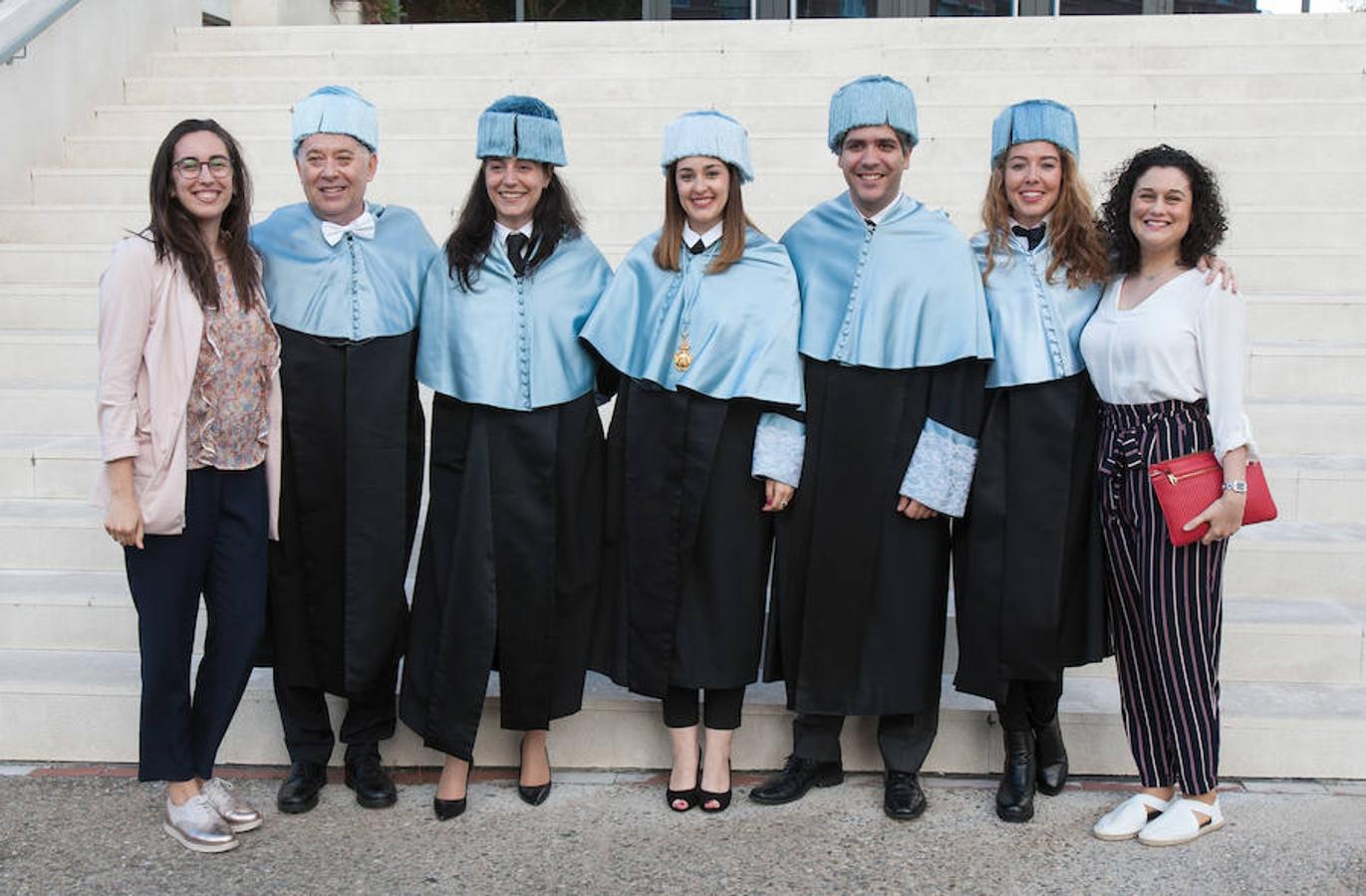 El Aula Magna del Edificio Quintiliano ha albergado el acto de investidura de los nuevos doctores y entrega de los Premios Extraordinarios de Doctorado de la Universidad de La Rioja.