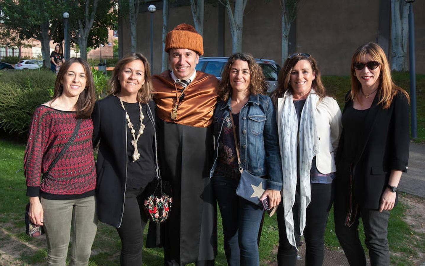 El Aula Magna del Edificio Quintiliano ha albergado el acto de investidura de los nuevos doctores y entrega de los Premios Extraordinarios de Doctorado de la Universidad de La Rioja.