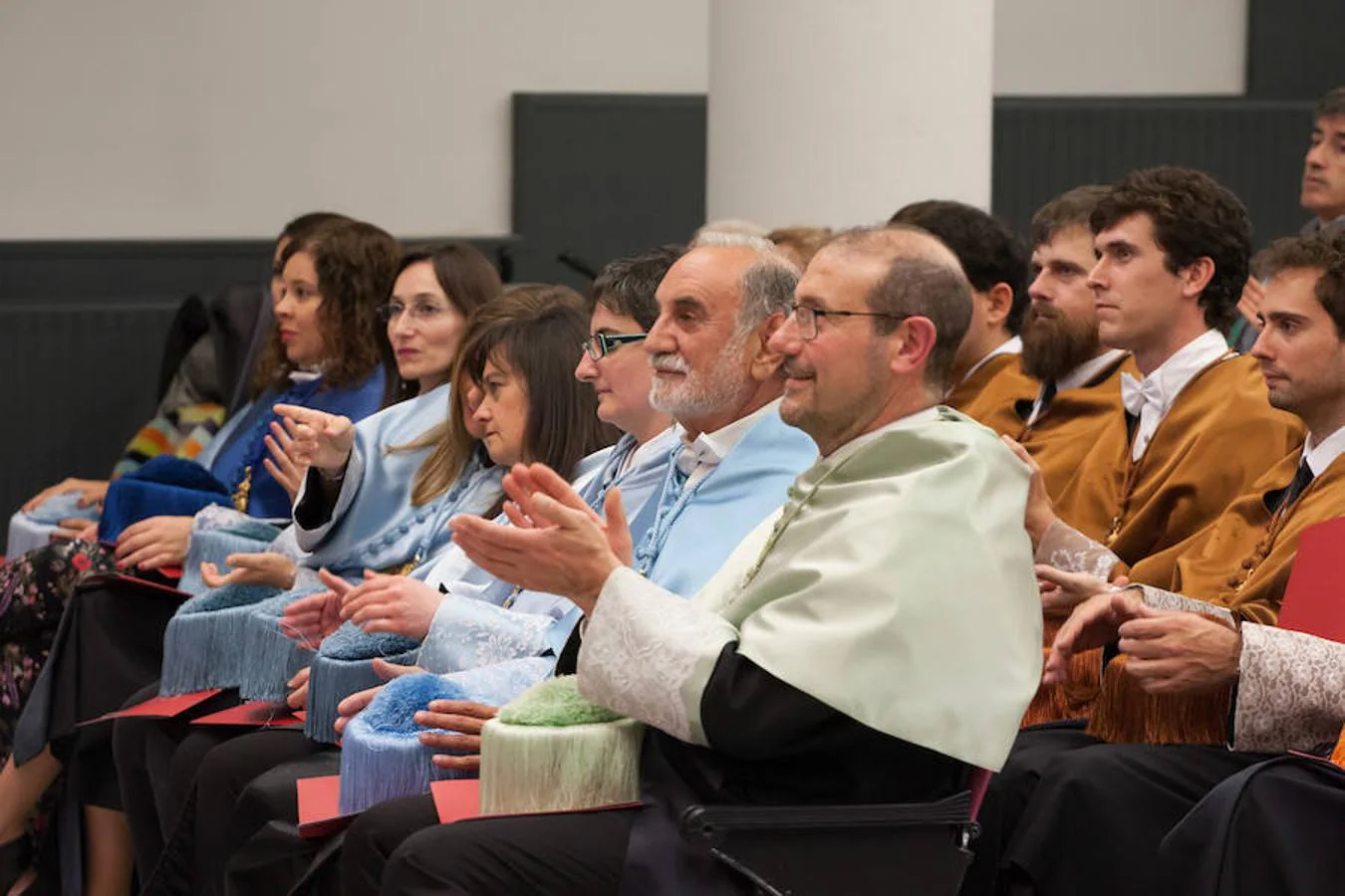 El Aula Magna del Edificio Quintiliano ha albergado el acto de investidura de los nuevos doctores y entrega de los Premios Extraordinarios de Doctorado de la Universidad de La Rioja.