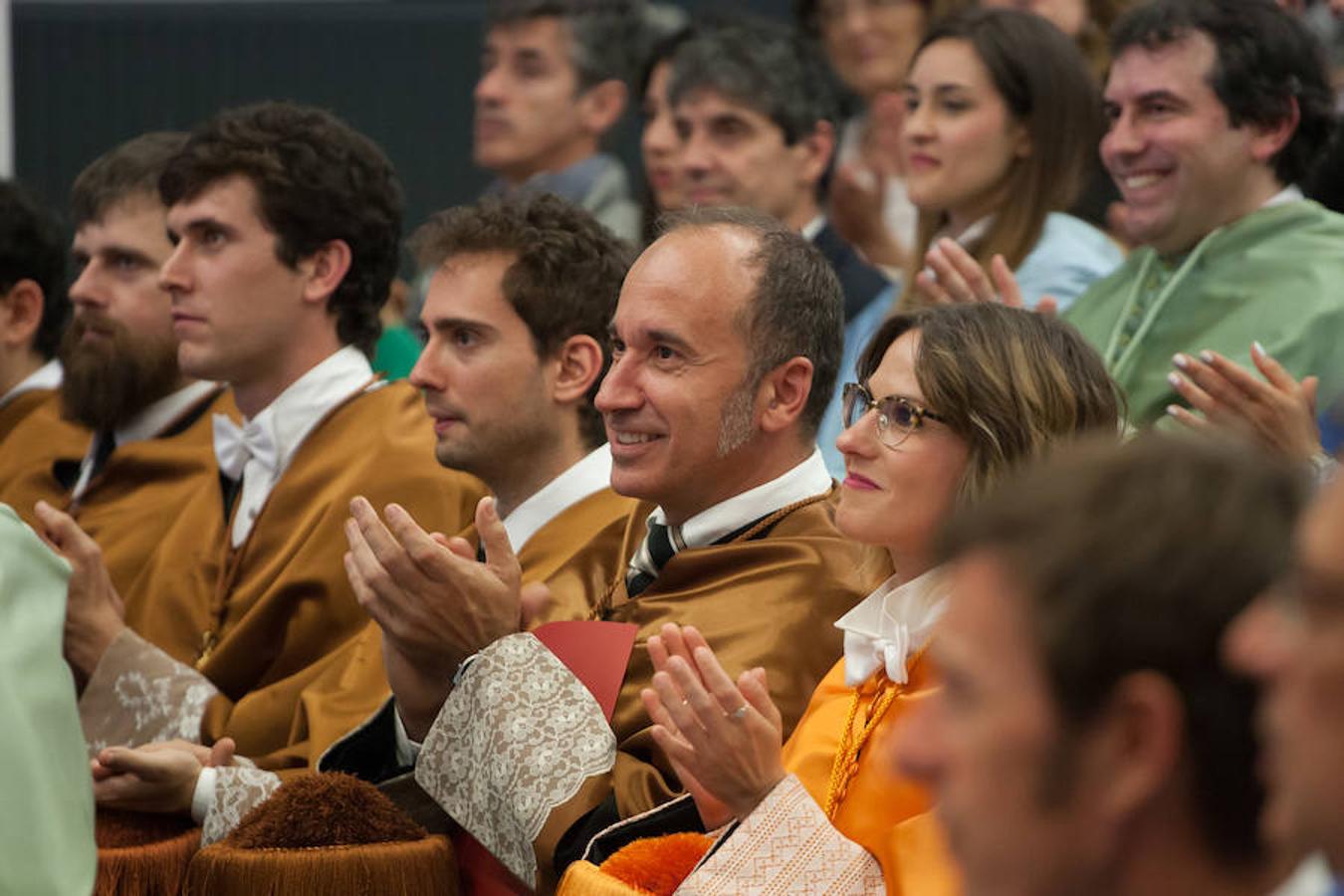 El Aula Magna del Edificio Quintiliano ha albergado el acto de investidura de los nuevos doctores y entrega de los Premios Extraordinarios de Doctorado de la Universidad de La Rioja.