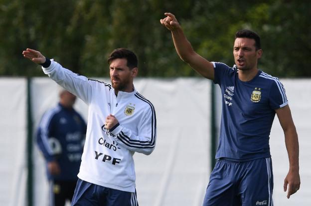 Leo Messi y Lionel Scaloni, exjugador y ahora uno de los asistentes del seleccionador argentino. :: afp
