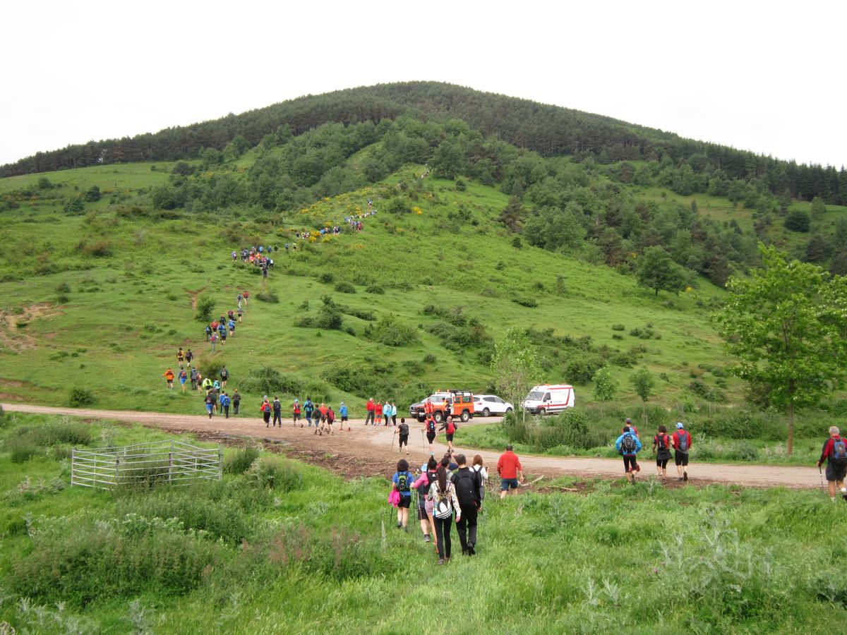 Unas 1.300 personas participaron en la suma de las dos marchas senderistas que recorrieron los montes de la Demanda. La 'Valle de Ezcaray. Memorial Javi Valgañón y Travesía infantil en una actividad organizada por los 'Amigos de Ezcaray'