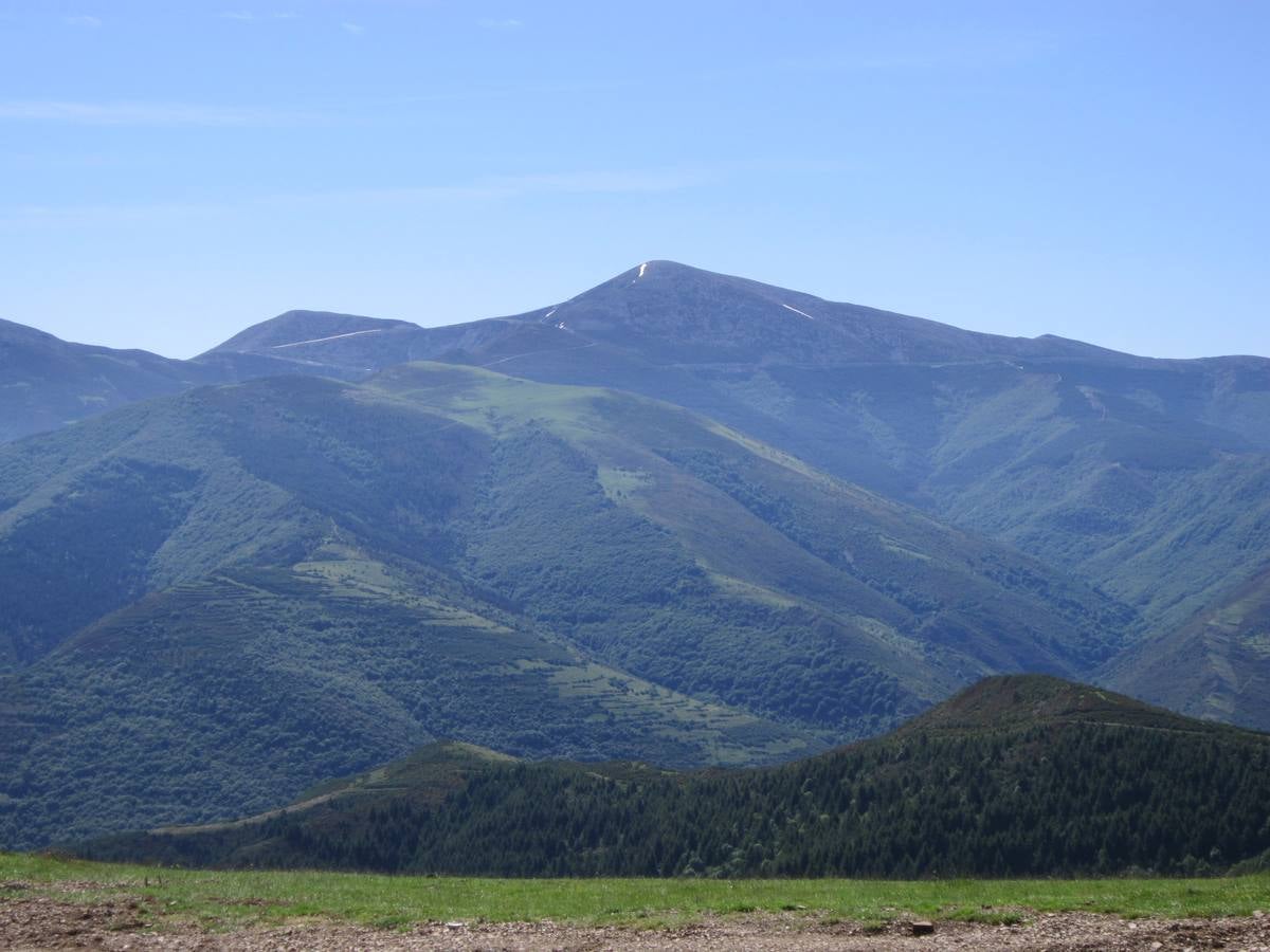 Unas 1.300 personas participaron en la suma de las dos marchas senderistas que recorrieron los montes de la Demanda. La 'Valle de Ezcaray. Memorial Javi Valgañón y Travesía infantil en una actividad organizada por los 'Amigos de Ezcaray'