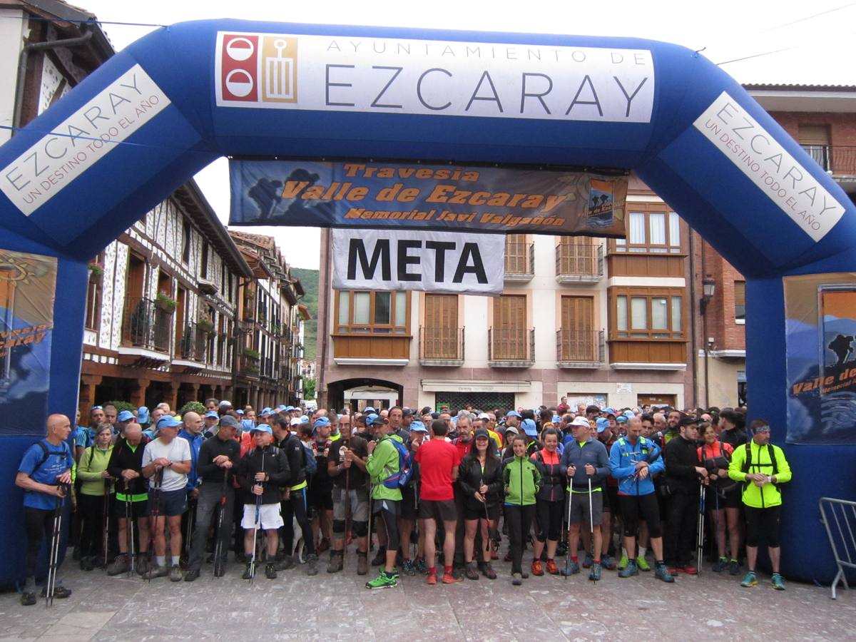 Unas 1.300 personas participaron en la suma de las dos marchas senderistas que recorrieron los montes de la Demanda. La 'Valle de Ezcaray. Memorial Javi Valgañón y Travesía infantil en una actividad organizada por los 'Amigos de Ezcaray'