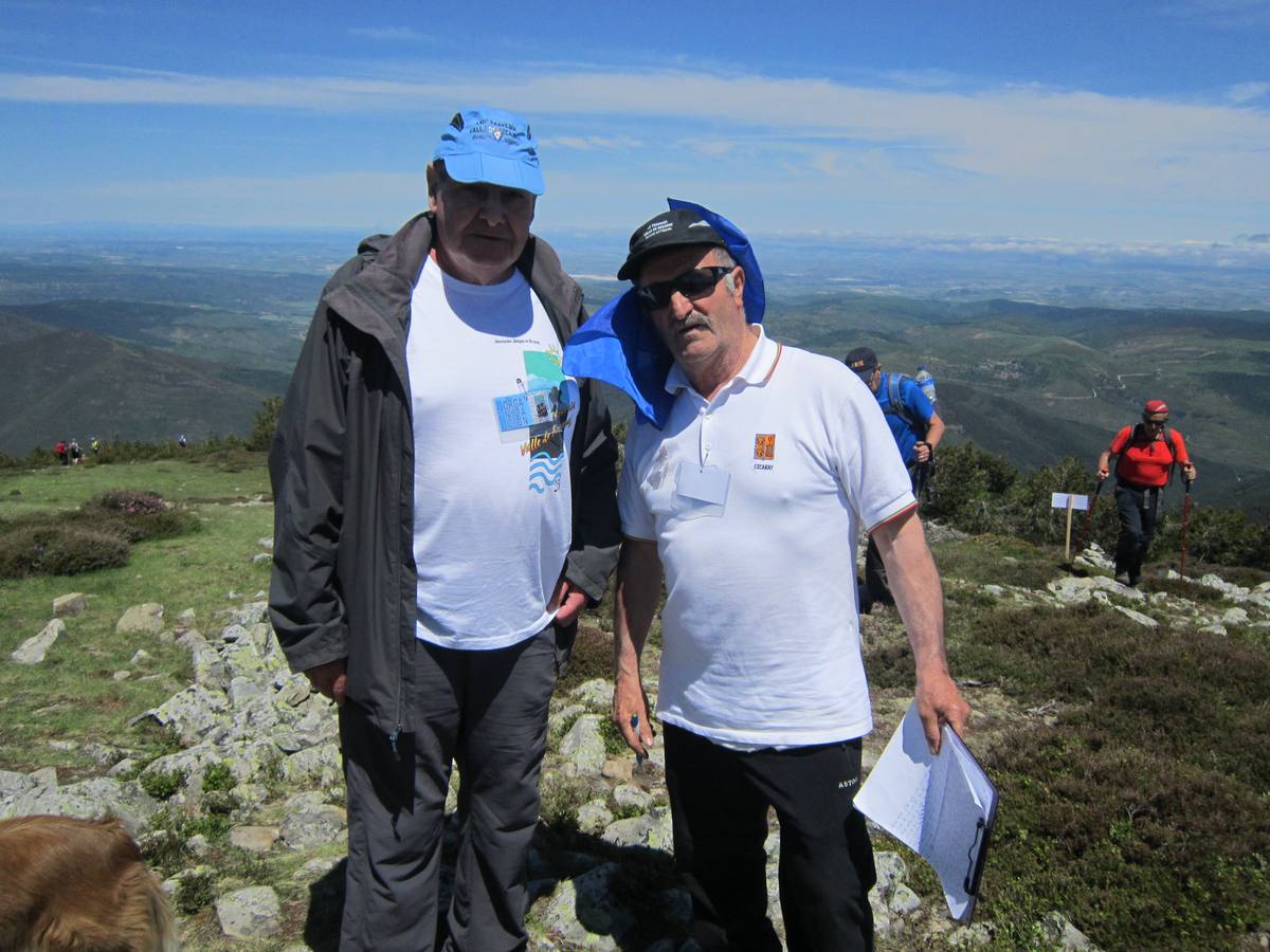 Unas 1.300 personas participaron en la suma de las dos marchas senderistas que recorrieron los montes de la Demanda. La 'Valle de Ezcaray. Memorial Javi Valgañón y Travesía infantil en una actividad organizada por los 'Amigos de Ezcaray'