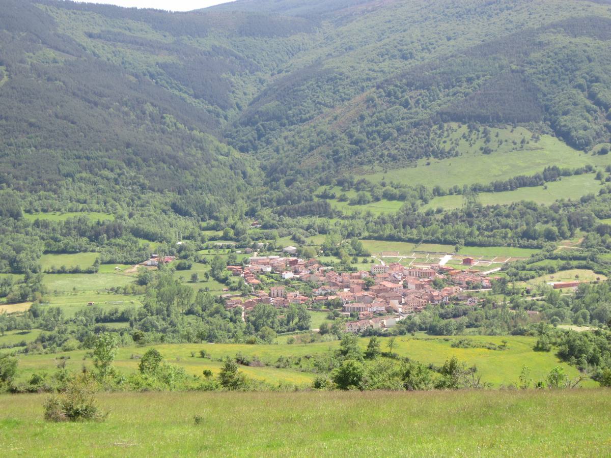 Unas 1.300 personas participaron en la suma de las dos marchas senderistas que recorrieron los montes de la Demanda. La 'Valle de Ezcaray. Memorial Javi Valgañón y Travesía infantil en una actividad organizada por los 'Amigos de Ezcaray'