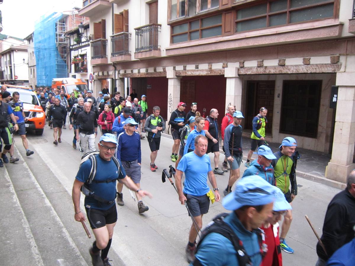 Unas 1.300 personas participaron en la suma de las dos marchas senderistas que recorrieron los montes de la Demanda. La 'Valle de Ezcaray. Memorial Javi Valgañón y Travesía infantil en una actividad organizada por los 'Amigos de Ezcaray'