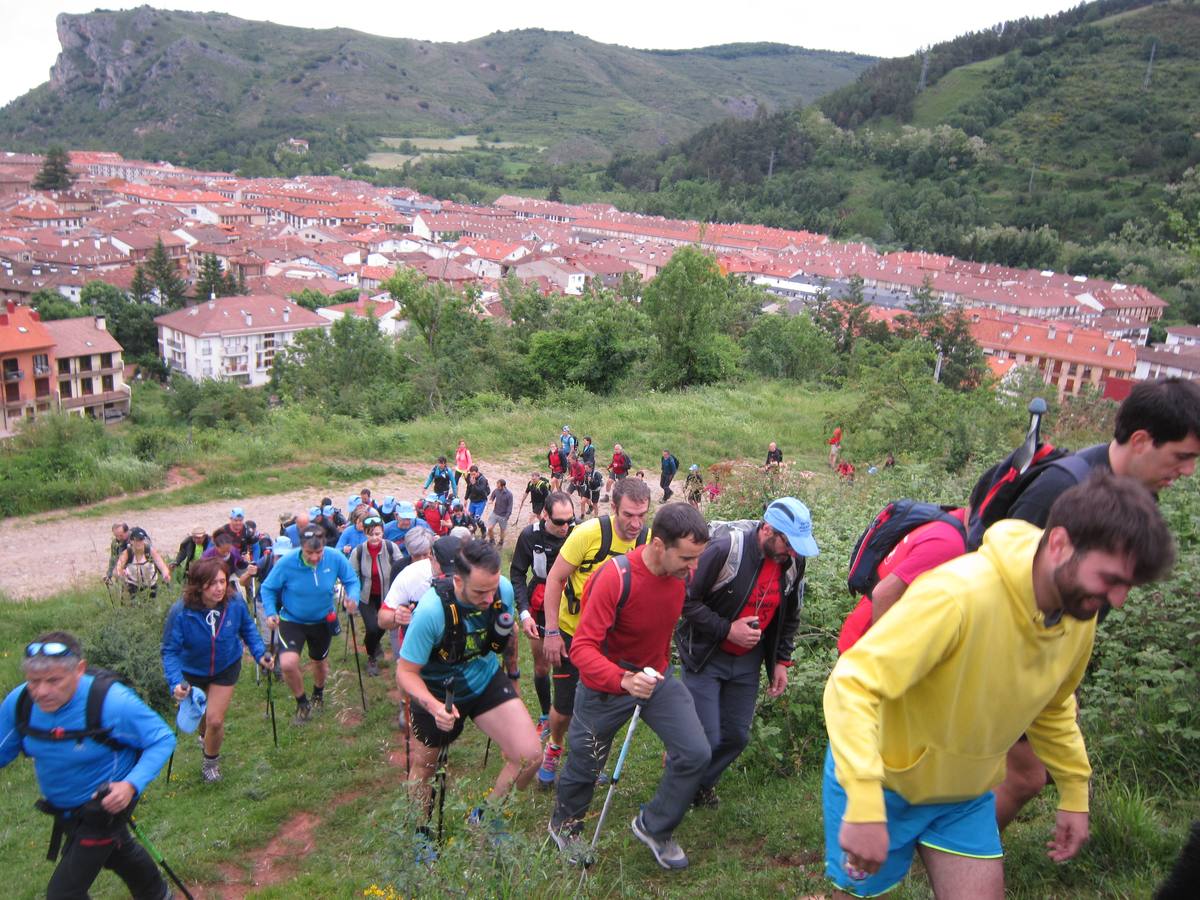 Unas 1.300 personas participaron en la suma de las dos marchas senderistas que recorrieron los montes de la Demanda. La 'Valle de Ezcaray. Memorial Javi Valgañón y Travesía infantil en una actividad organizada por los 'Amigos de Ezcaray'