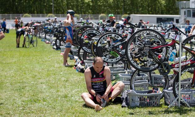 Un participante realiza la primera transición en el Adarraga, lleno ayer de bicicletas. 