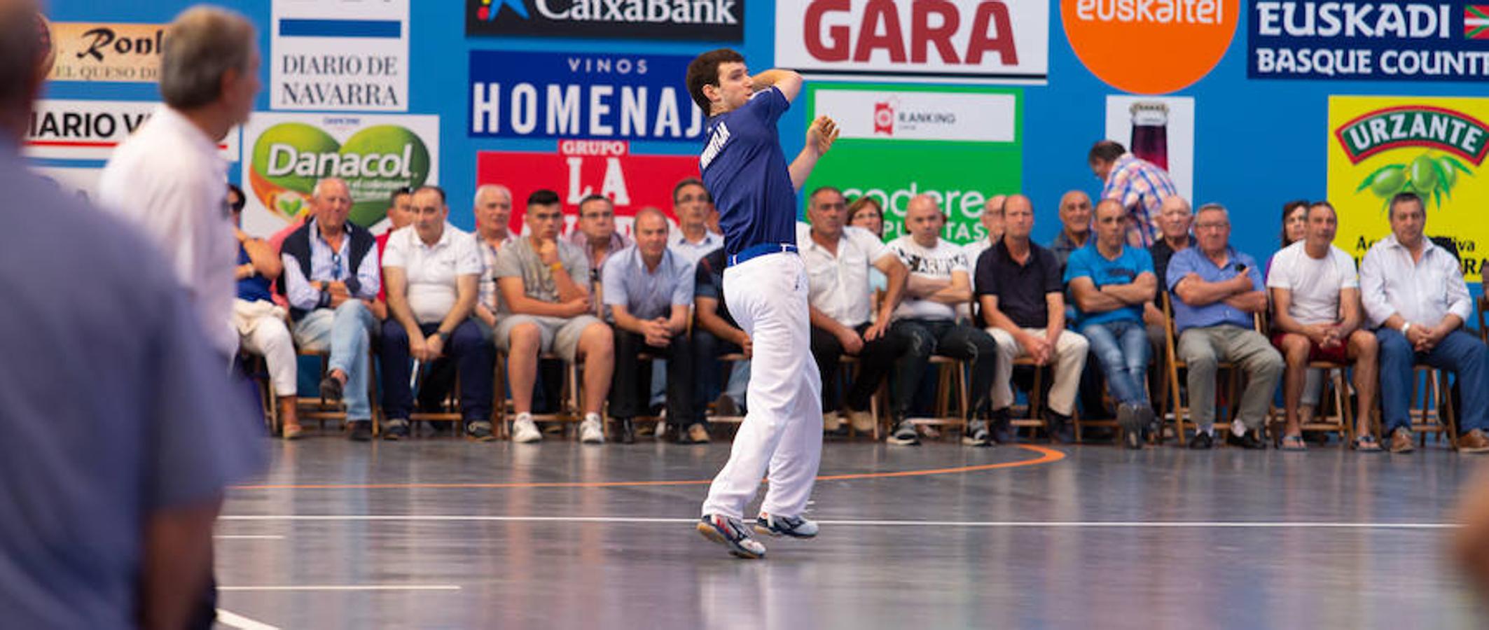 El zaguero riojano Pedro Ruiz ha debutado como profesional en el nuevo frontón de Arrúbal. Buen debut del pelotari de San Asensio en una magnífica instalación que presentó un llenazo fantástico para la ocasión, 