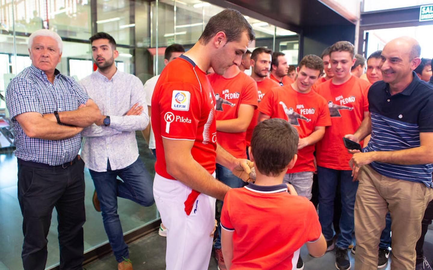 El zaguero riojano Pedro Ruiz ha debutado como profesional en el nuevo frontón de Arrúbal. Buen debut del pelotari de San Asensio en una magnífica instalación que presentó un llenazo fantástico para la ocasión, 