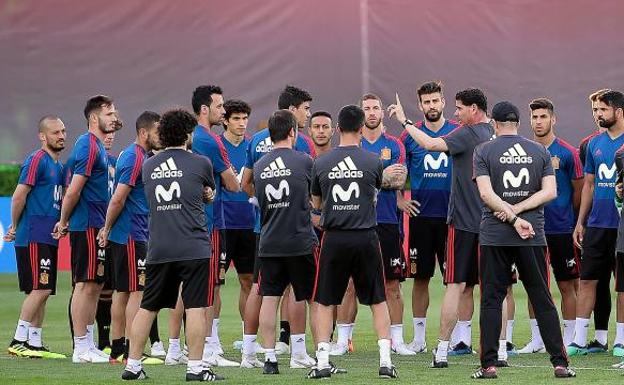 Fernando Hierro da instrucciones a sus hombres en un entrenamiento.