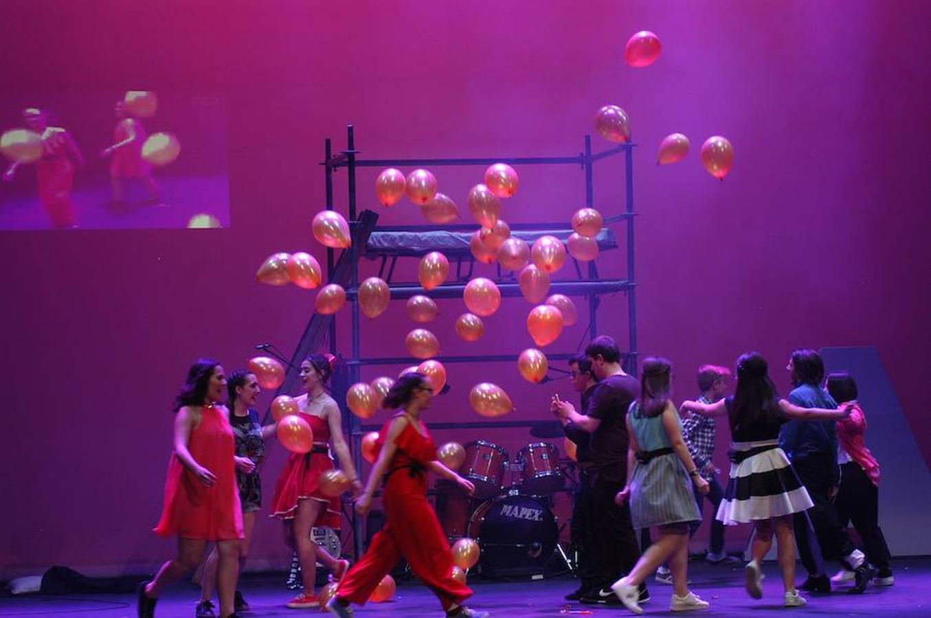 Los alumnos y profesores de la Escuela Municipal de Música y Artes Escénicas llenaron el teatro Ideal con sus representaciones y coreografías de Annie, School of Rock, Billy Elliot, Aladdin La La Land y Fama.