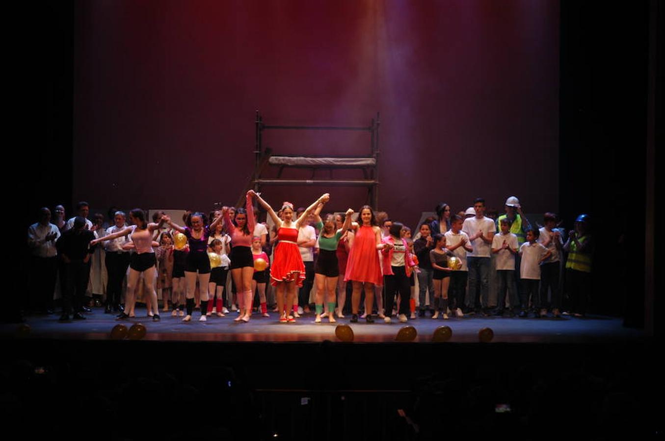 Los alumnos y profesores de la Escuela Municipal de Música y Artes Escénicas llenaron el teatro Ideal con sus representaciones y coreografías de Annie, School of Rock, Billy Elliot, Aladdin La La Land y Fama.