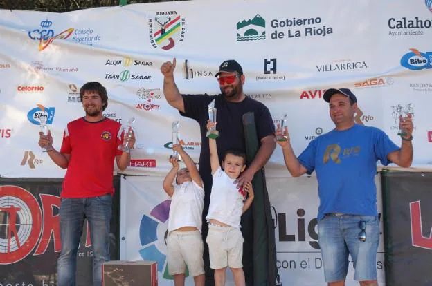 Igor Larrea (segundo clasificado en el XXI Campeonato de España Compak Sporting en Línea), Juan Carlos Navarro (primero) y David Tena (tercero). :: s.s.j.