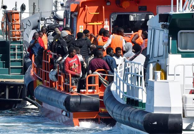 Un barco de Salvamento Marítimo traslada a un grupo de inmigrantes rescatados a Almería. :: c. b. / efe