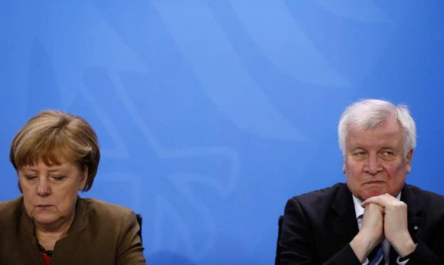 Angela Merkel y su ministro del Interior y líder de su partido hermano bávaro, Horst Seehofer, en una comparecencia en Berlín. :: o. a. / afp