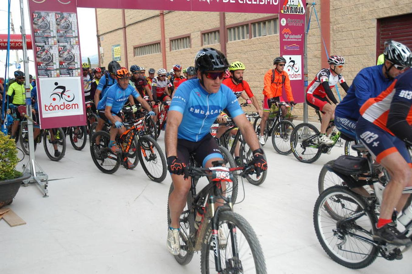 Imágenes de la salida de la VII BTT de la Seta y el Champiñón Villa de Pradejón celebrada este domingo, con 320 participantes. La prueba era valedera para el Open XCM de La Rioja.