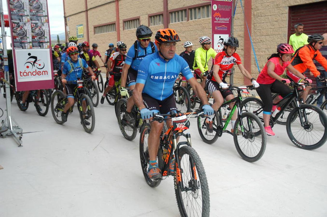 Imágenes de la salida de la VII BTT de la Seta y el Champiñón Villa de Pradejón celebrada este domingo, con 320 participantes. La prueba era valedera para el Open XCM de La Rioja.