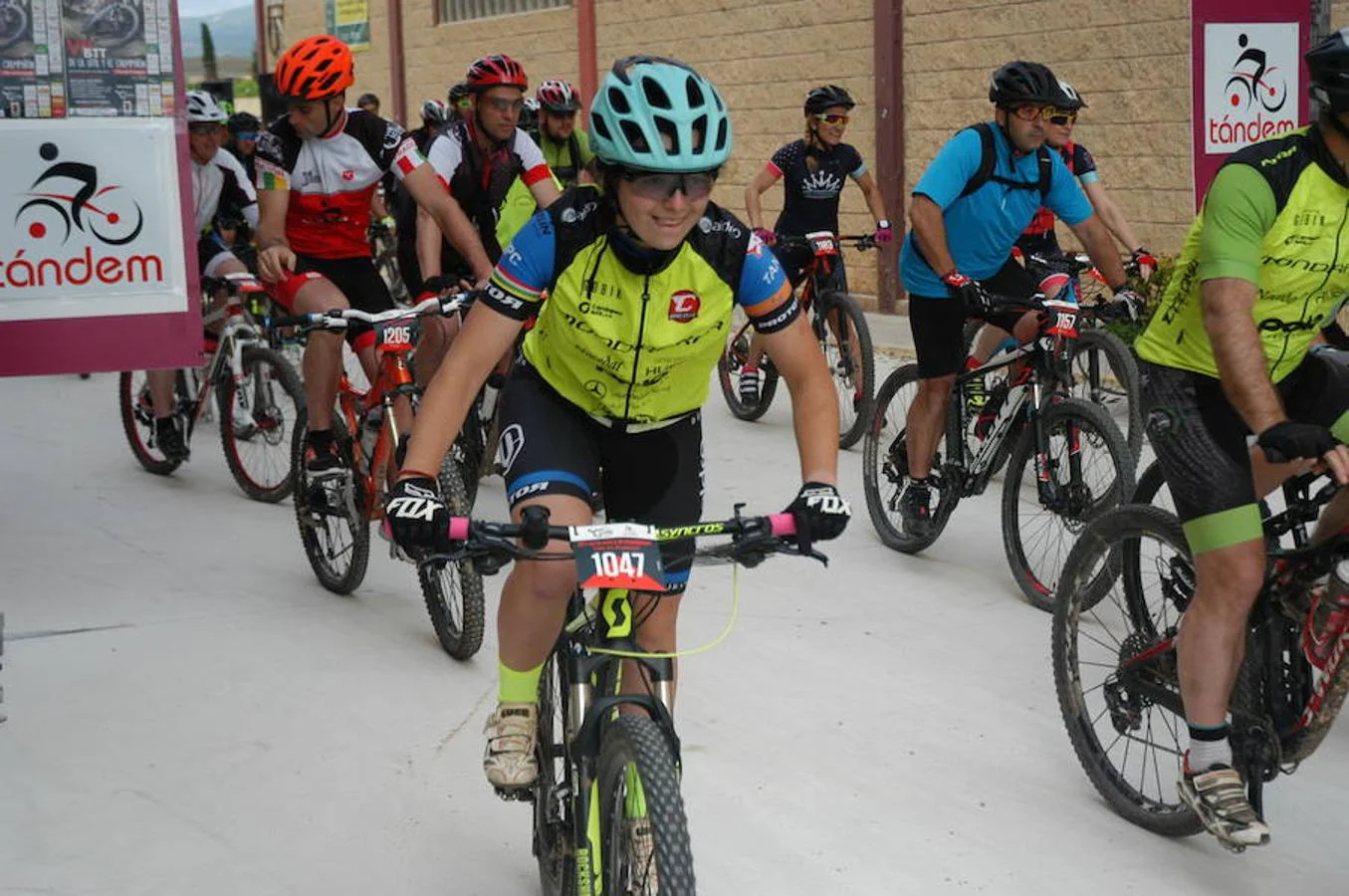 Imágenes de la salida de la VII BTT de la Seta y el Champiñón Villa de Pradejón celebrada este domingo, con 320 participantes. La prueba era valedera para el Open XCM de La Rioja.