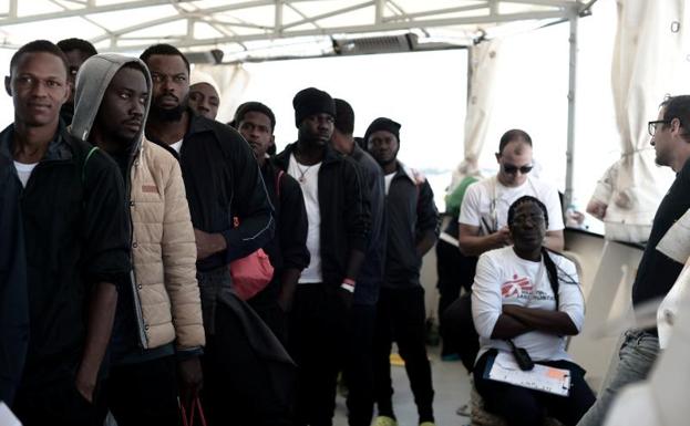Varios inmigrantes, durante el desembarco.