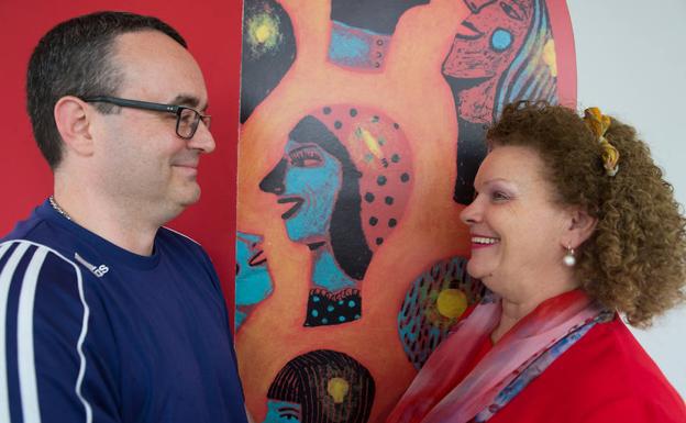 Nico y Ester sonríen en uno de los coloridos rincones de las instalaciones de FEAPES-ARFES, en la calle Cantabria, entidad a la que acudieron para solucionar sus problemas. 