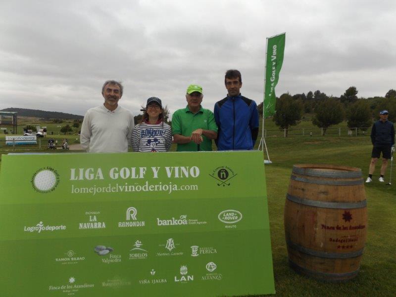 Los jugadores del Torneo Finca de los Arandinos posan antes de comenzar la jornada de juego.