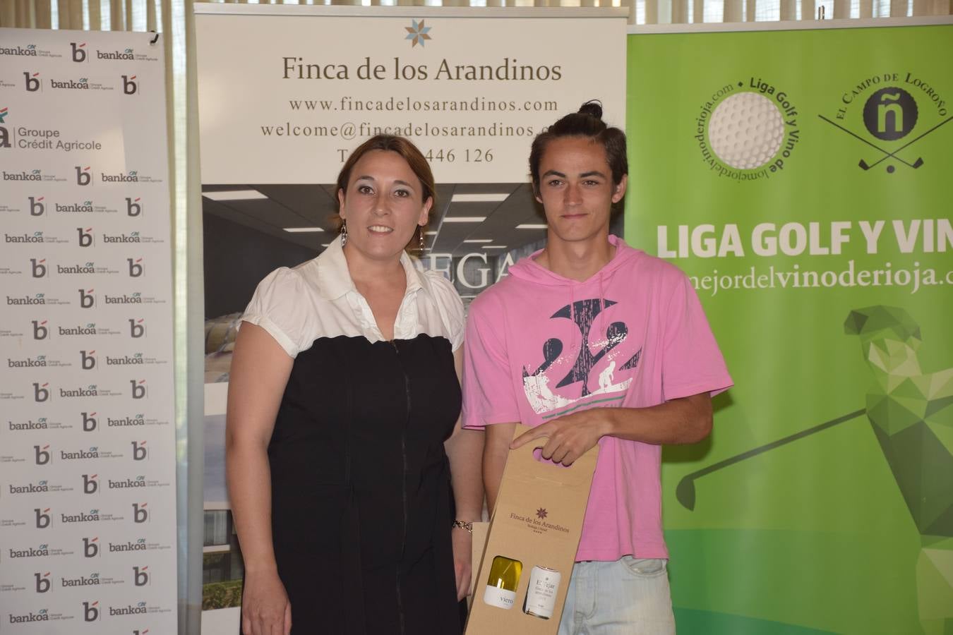 Los ganadores del torneo de la LIga de Golf y Vino recibieron sus premios.