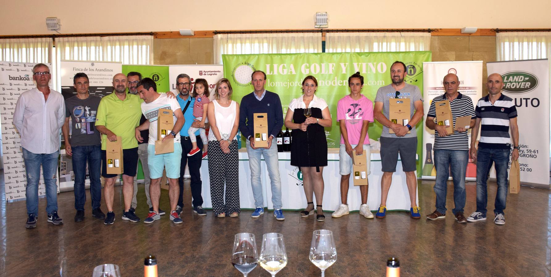 Los ganadores del torneo de la LIga de Golf y Vino recibieron sus premios.