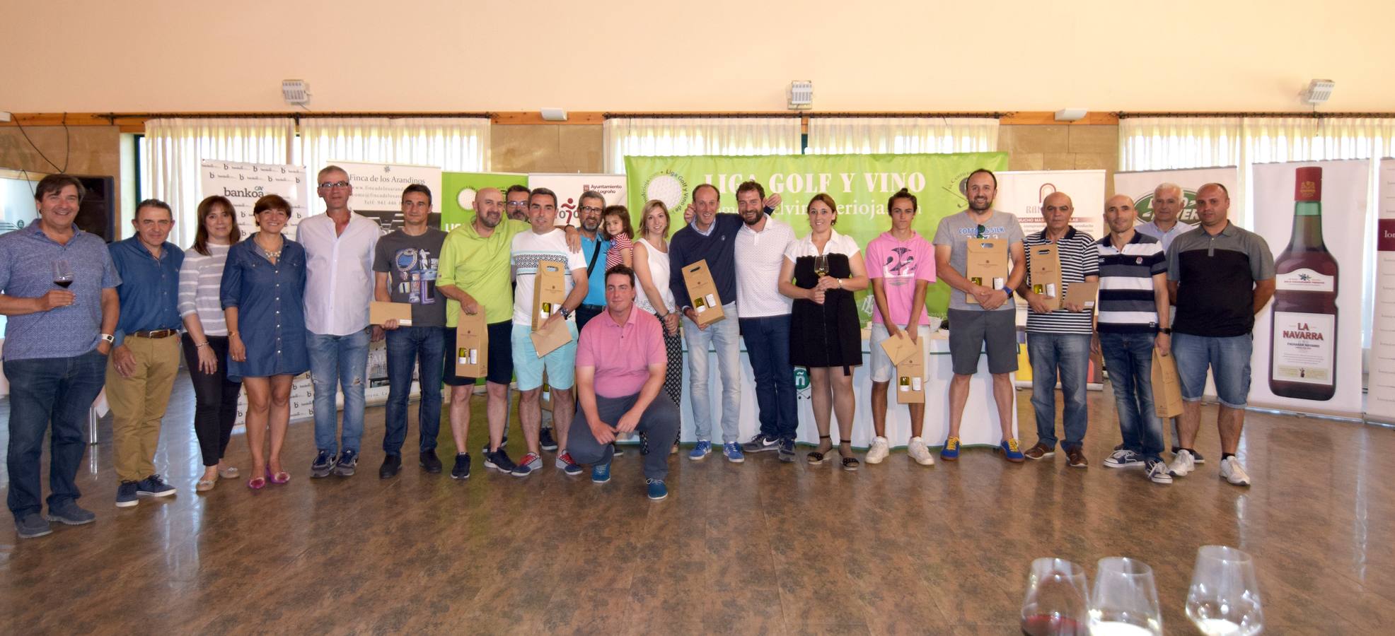 Los ganadores del torneo de la LIga de Golf y Vino recibieron sus premios.