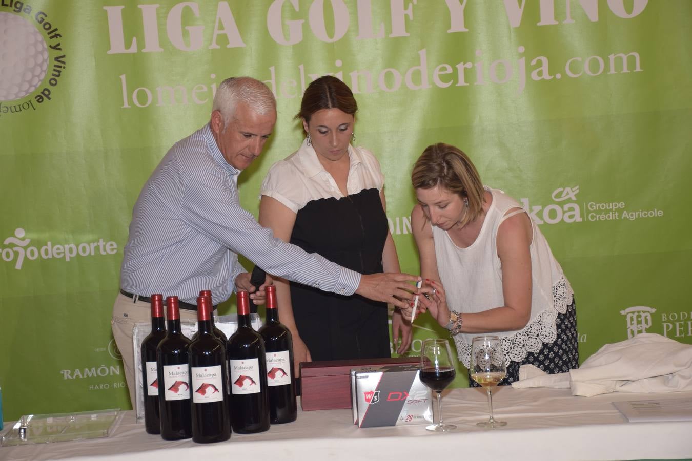 Los ganadores del torneo de la LIga de Golf y Vino recibieron sus premios.